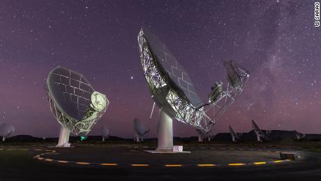 Vasele radiotelescopului MeerKAT pot fi văzute sub cerul înstelat din Karoo, Africa de Sud. 