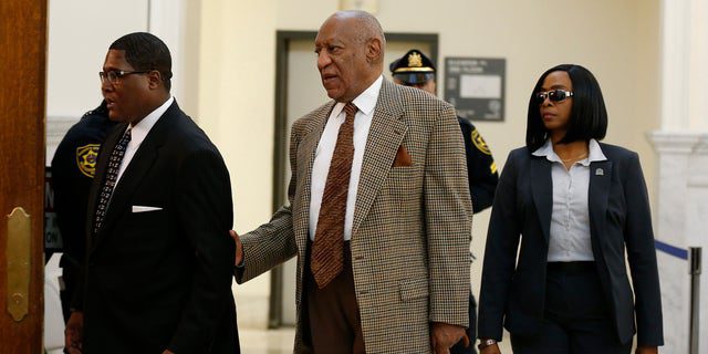 Bill Cosby (C), enters the courtroom for a hearing as his attorneys are expected to renew their battle with prosecutors over whether more than a dozen defendants can testify in his criminal sex trial next year, in Norristown, Pennsylvania, Dec. 13, 2016 Reuters/ David Mailletti / Paul