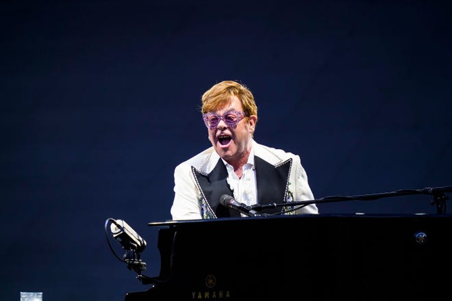 Elton John kicked off the last leg of his US tour - a stadium - at Philadelphia's Citizen Bank Park on Friday.