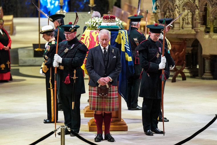 Photo: King Charles III and other members of the royal family hold a vigil in the coffin of Queen Elizabeth II at St Giles' Cathedral, Edinburgh, Scotland on September 12, 2022.