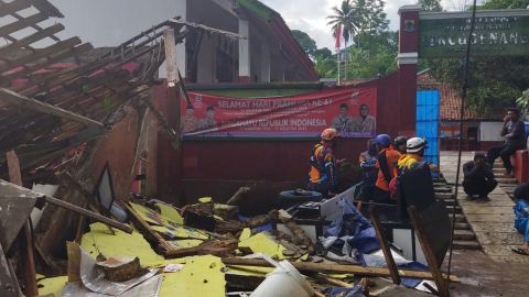 Municipal officers in Cianjur evacuate an injured colleague in the aftermath of the earthquake.